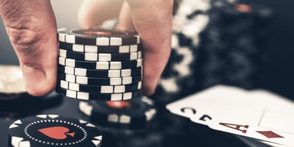 5 didžiausi pokerio ir „blackjack“ skirtumai