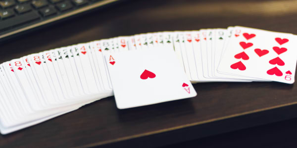 Klijuojamos ir nelipnios mobiliųjų kazino premijos: paaiškinta
